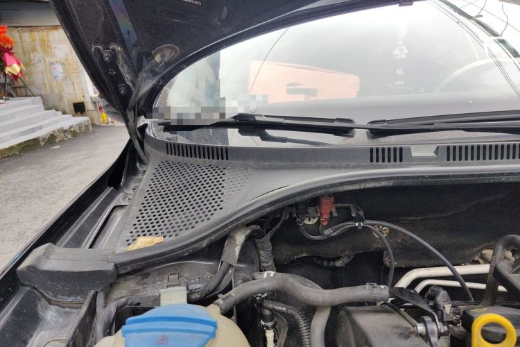 Used Volkswagen Santana 2015 1.6L Automatic Fashion Edition Engine Bay Right