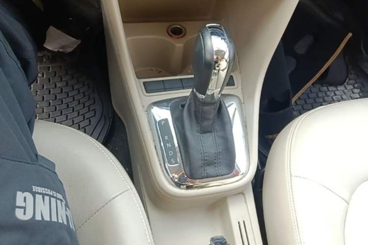 Used Volkswagen Santana 2015 1.6L Automatic Luxury Edition Gear Lever