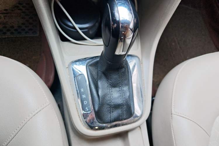 Used Volkswagen Santana 2015 1.6L Automatic Comfort Edition Gear Lever