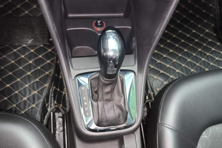 Used Volkswagen Santana 2015 1.6L Automatic Comfort Edition Gear Lever