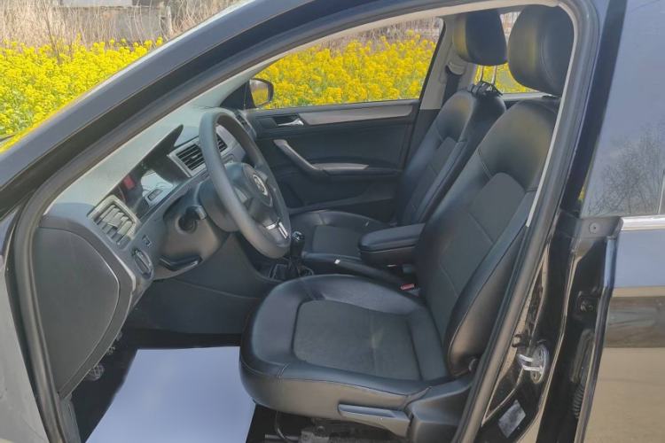 Used Volkswagen Santana 2015 1.6L Manual Comfort Edition Interior 2