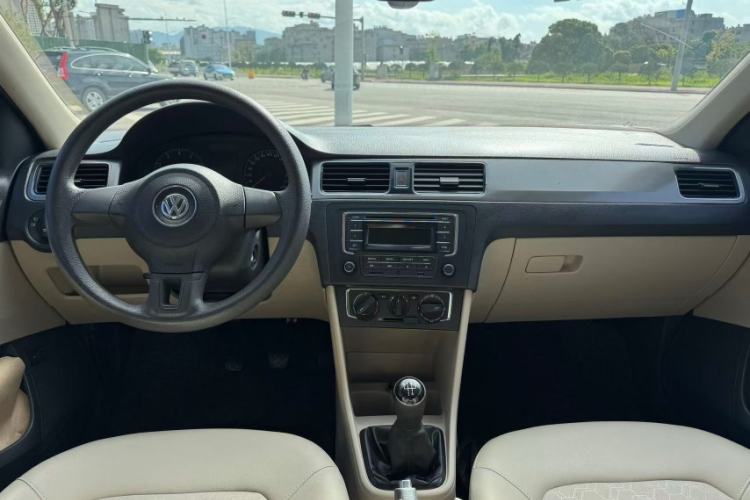 Used Volkswagen Santana 2015 1.6L Manual Comfort Edition Interior 2