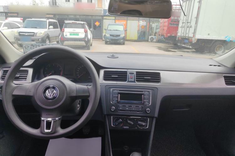 Used Volkswagen Santana 2015 1.6L Manual Comfort Edition Interior 3