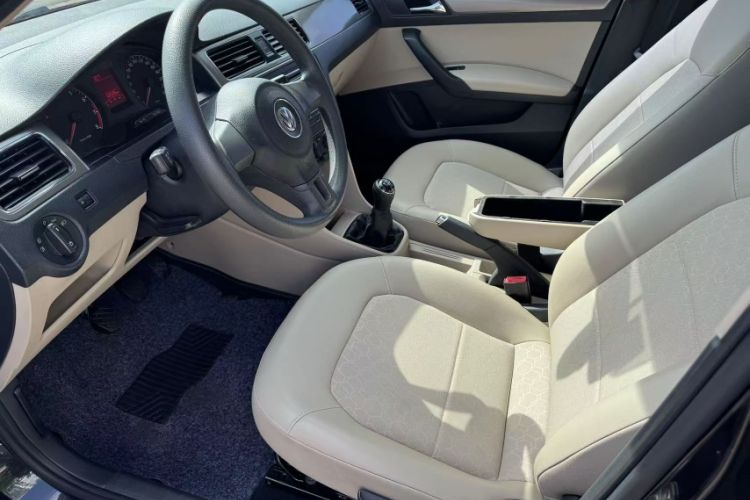 Used Volkswagen Santana 2015 1.6L Manual Comfort Edition Interior 3