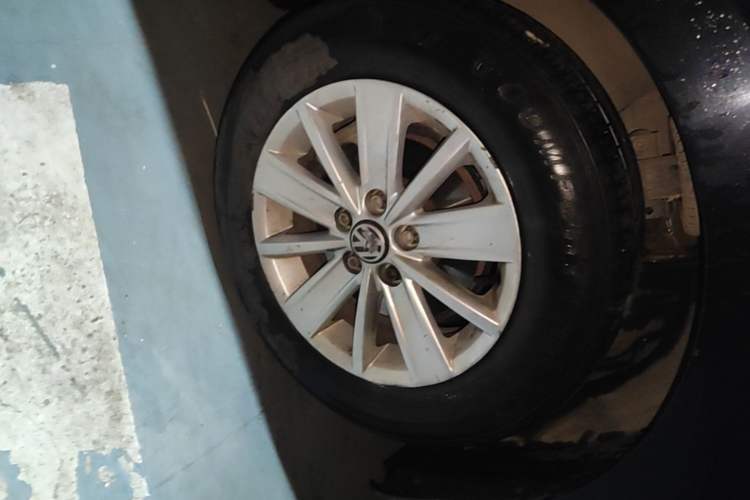 Used Volkswagen Santana 2015 1.6L Automatic Fashion Edition Left Front Wheel Hub
