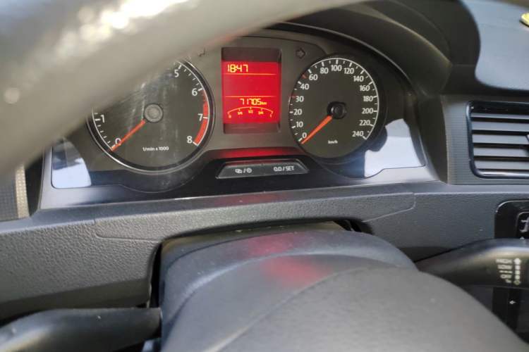 Used Volkswagen Santana 2015 1.6L Manual Fashion Edition Odometer Close Up