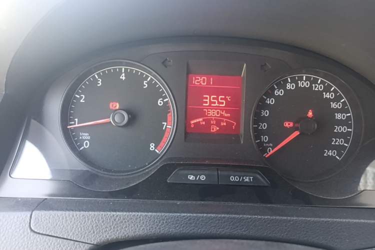 Used Volkswagen Santana 2015 1.6L Manual Fashion Edition Odometer Close Up