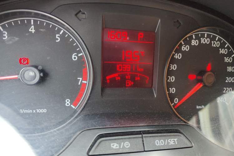 Used Volkswagen Santana 2015 1.6L Automatic Fashion Edition Odometer Close Up