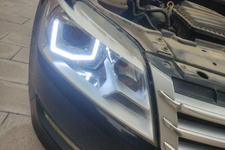 Used Volkswagen Santana 2015 1.4L Manual Fashion Edition Right Front Headlight