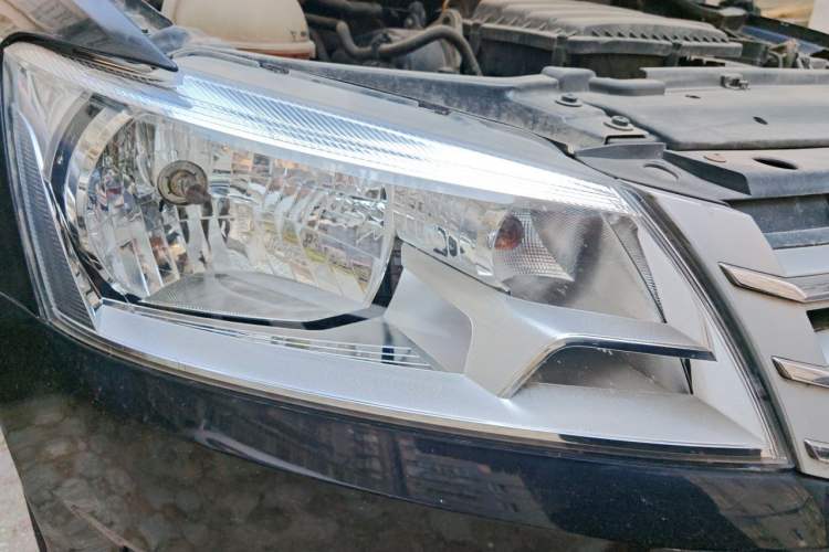 Used Volkswagen Santana 2015 1.6L Automatic Comfort Edition Right Front Headlight