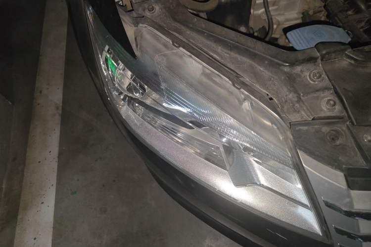 Used Volkswagen Santana 2015 1.6L Automatic Comfort Edition Right Front Headlight