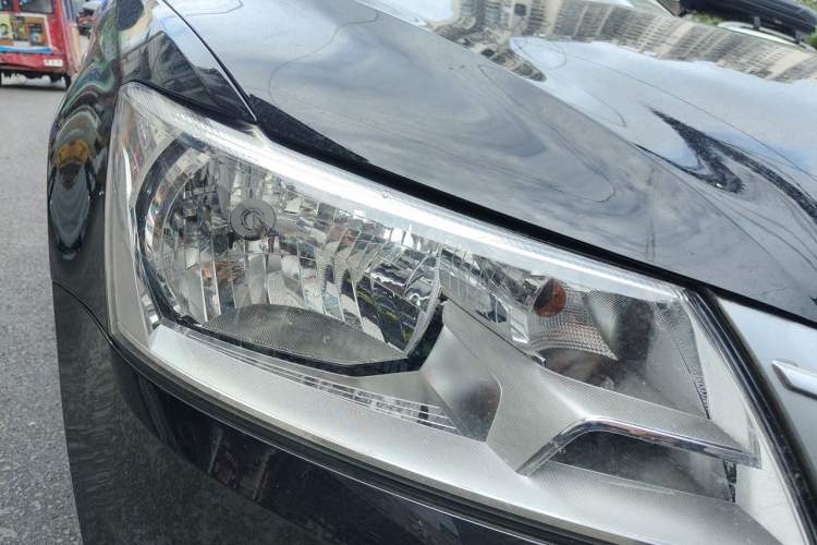 Used Volkswagen Santana 2015 1.6L Automatic Fashion Edition Right Front Headlight