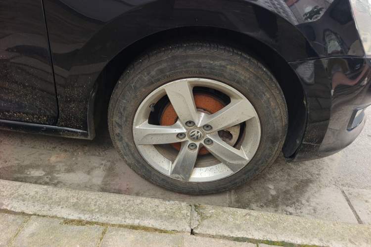 Used Volkswagen Santana 2015 1.6L Automatic Comfort Edition Right Front Wheel Hub