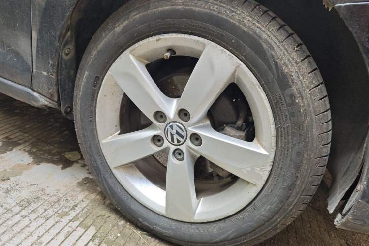 Used Volkswagen Santana 2015 1.6L Automatic Comfort Edition Right Front Wheel Hub