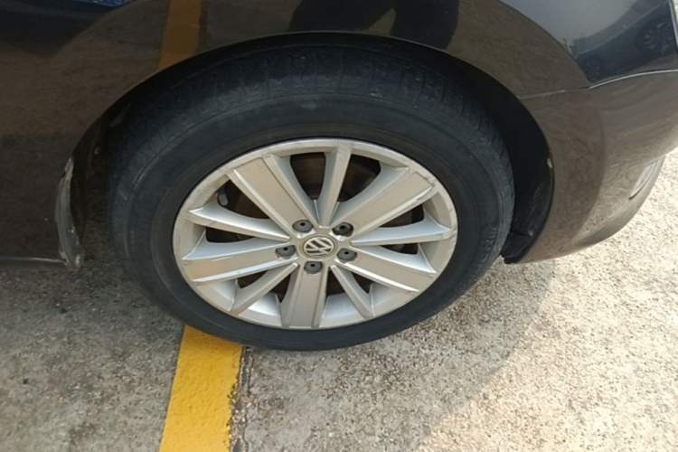 Used Volkswagen Santana 2015 1.6L Automatic Luxury Edition Right Front Wheel Hub