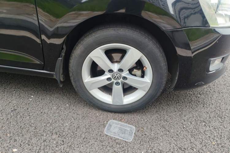 Used Volkswagen Santana 2015 1.6L Automatic Comfort Edition Right Front Wheel Hub