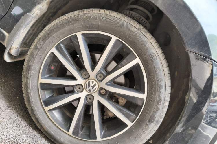 Used Volkswagen Santana 2015 1.6L Automatic Fashion Edition Right Front Wheel Hub