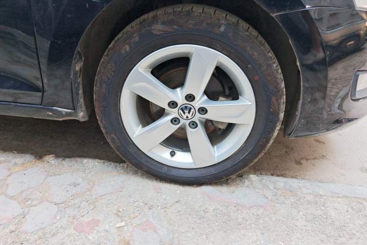 Used Volkswagen Santana 2015 1.6L Automatic Comfort Edition Right Front Wheel Hub
