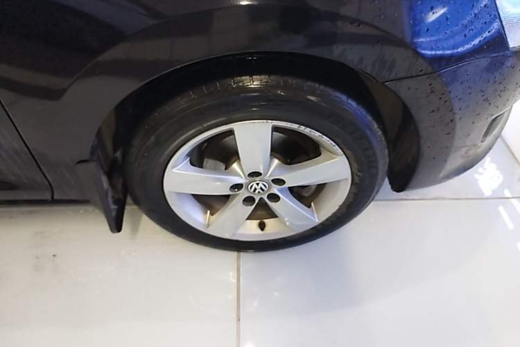 Used Volkswagen Santana 2015 1.6L Automatic Comfort Edition Right Front Wheel Hub