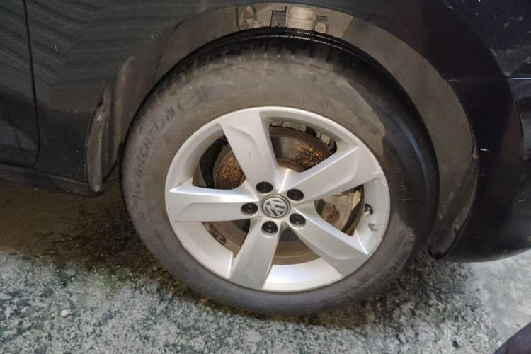 Used Volkswagen Santana 2015 1.6L Automatic Comfort Edition Right Front Wheel Hub