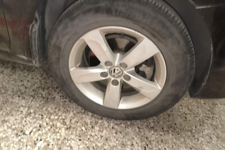 Used Volkswagen Santana 2015 1.6L Manual Fashion Edition Right Front Wheel Hub