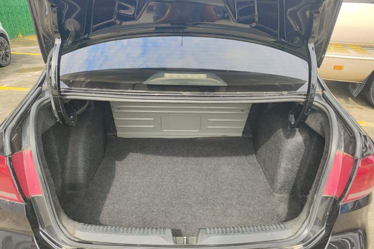 Used Volkswagen Santana 2015 1.6L Manual Fashion Edition Trunk
