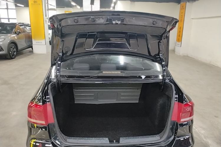 Used Volkswagen Santana 2015 1.6L Automatic Fashion Edition Trunk