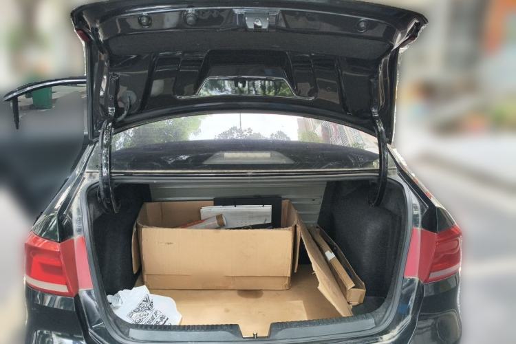 Used Volkswagen Santana 2015 1.6L Automatic Fashion Edition Trunk