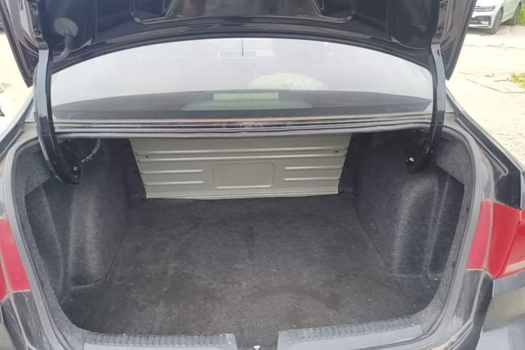 Used Volkswagen Santana 2015 1.6L Automatic Comfort Edition Trunk