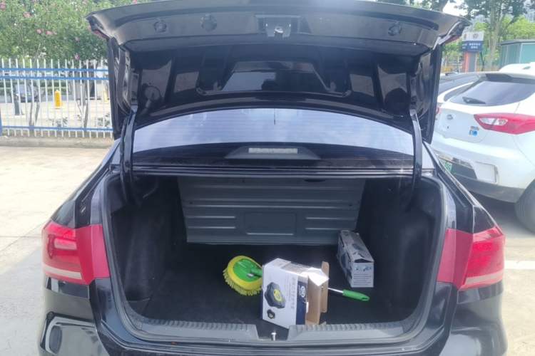 Used Volkswagen Santana 2015 1.6L Manual Fashion Edition Trunk