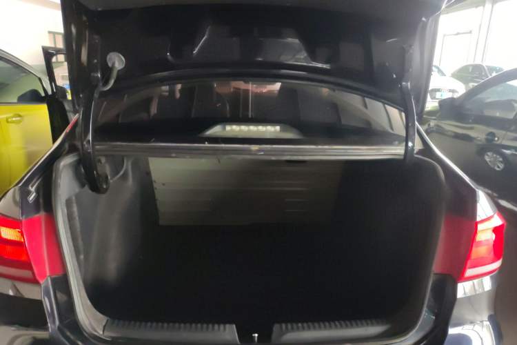 Used Volkswagen Santana 2015 1.6L Automatic Fashion Edition Trunk
