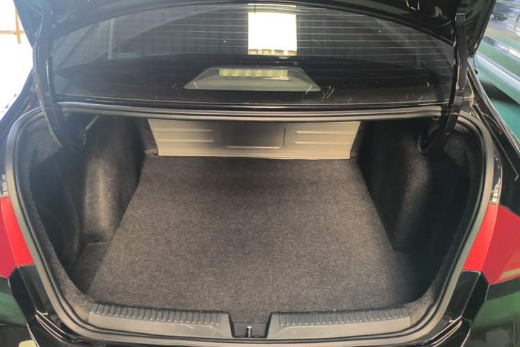 Used Volkswagen Santana 2015 1.6L Automatic Comfort Edition Trunk
