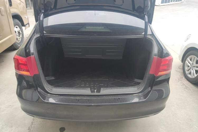 Used Volkswagen Santana 2015 1.6L Manual Comfort Edition Trunk
