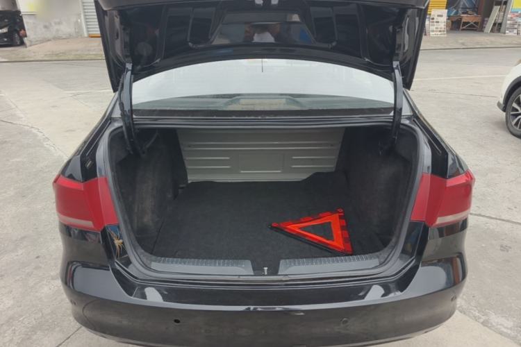 Used Volkswagen Santana 2015 1.6L Automatic Fashion Edition Trunk