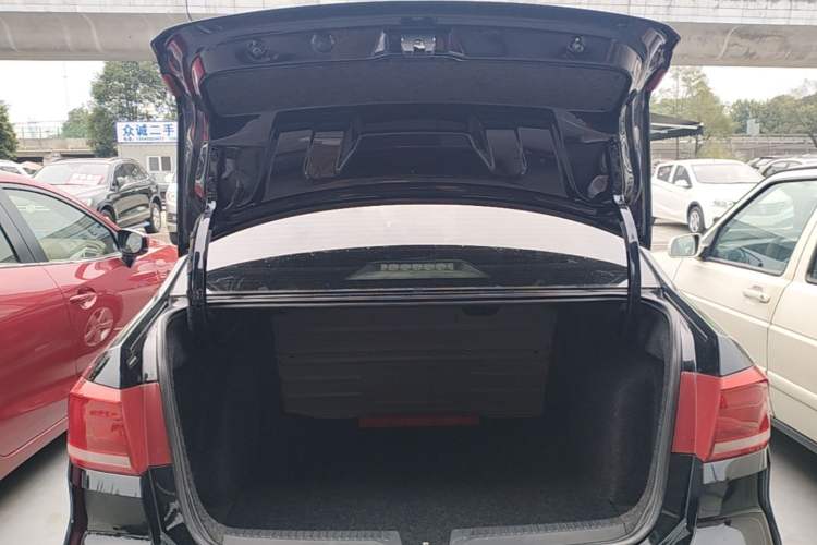 Used Volkswagen Santana 2015 1.6L Manual Comfort Edition Trunk
