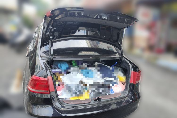 Used Volkswagen Santana 2015 1.6L Automatic Fashion Edition Trunk