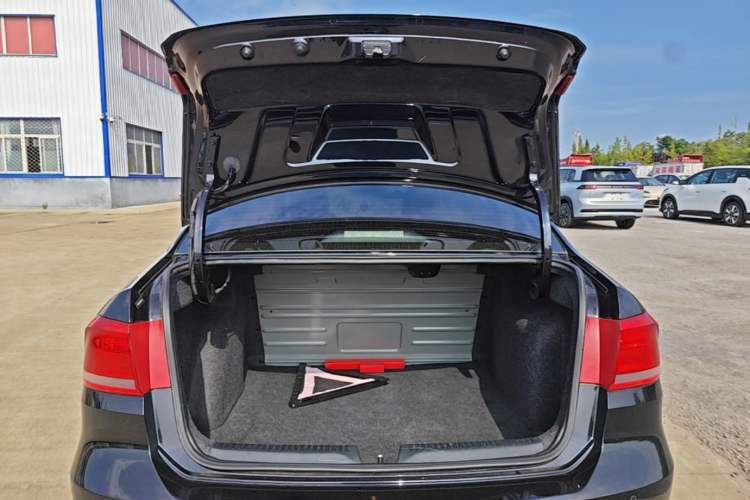 Used Volkswagen Santana 2015 1.6L Automatic Comfort Edition Trunk