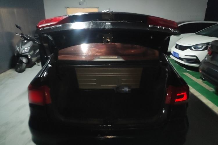Used Volkswagen Santana 2015 1.6L Automatic Fashion Edition Trunk
