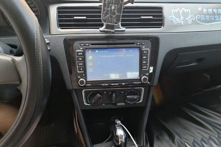 Used Volkswagen Santana 2015 1.6L Automatic Comfort Edition Audio And AC Panel
