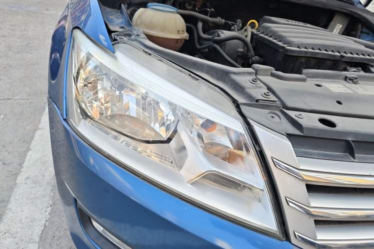 Used Volkswagen Santana 2015 1.6L Automatic Comfort Edition Right Front Headlight