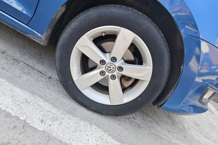 Used Volkswagen Santana 2015 1.6L Automatic Comfort Edition Right Front Wheel Hub