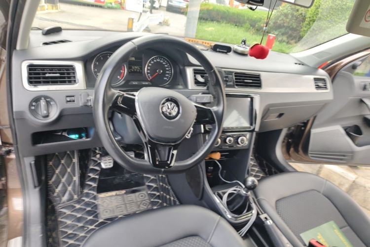 Used Volkswagen Santana 2015 Haval H9 1.6L Manual Comfort Edition Center Console