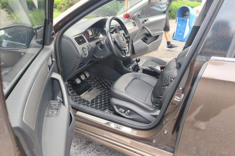 Used Volkswagen Santana 2015 Haval H9 1.6L Manual Comfort Edition Driver Seat