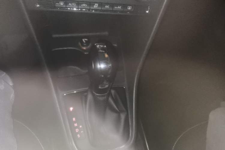 Used Volkswagen Santana 2015 HaoNa 230TSI DSG Comfort Model Gear Lever