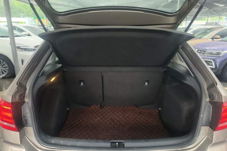 Used Volkswagen Santana 2015 Haval H6 1.6L Automatic Comfort Model Trunk