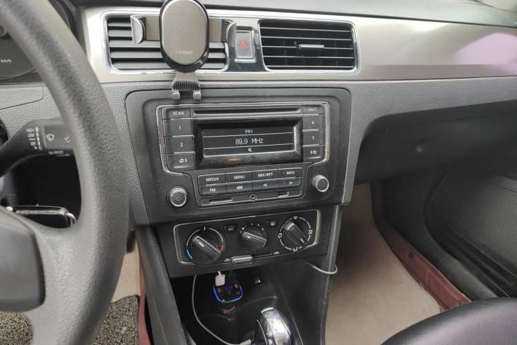Used Volkswagen Santana 2015 1.6L Automatic Comfort Edition Audio And AC Panel