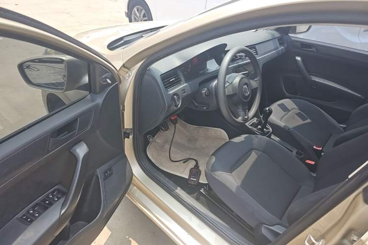 Used Volkswagen Santana 2015 1.6L Manual Fashion Edition Driver Seat