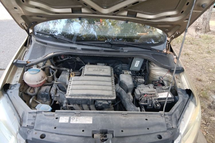 Used Volkswagen Santana 2015 1.6L Manual Fashion Edition Engine Bay