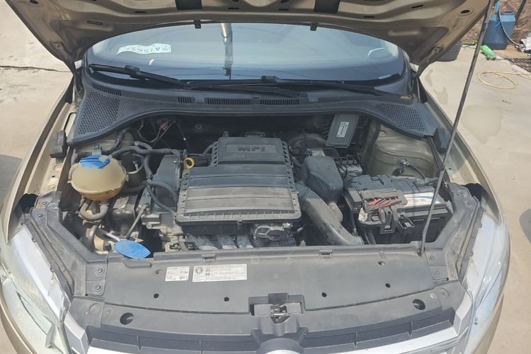 Used Volkswagen Santana 2015 1.6L Manual Fashion Edition Engine Bay