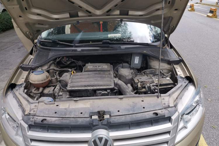 Used Volkswagen Santana 2015 1.6L Automatic Comfort Edition Engine Bay